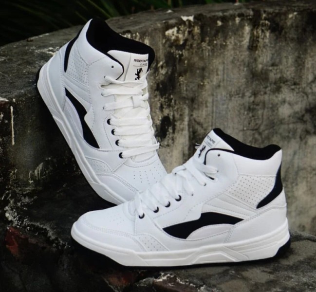 B/W HighNeck Sneakers